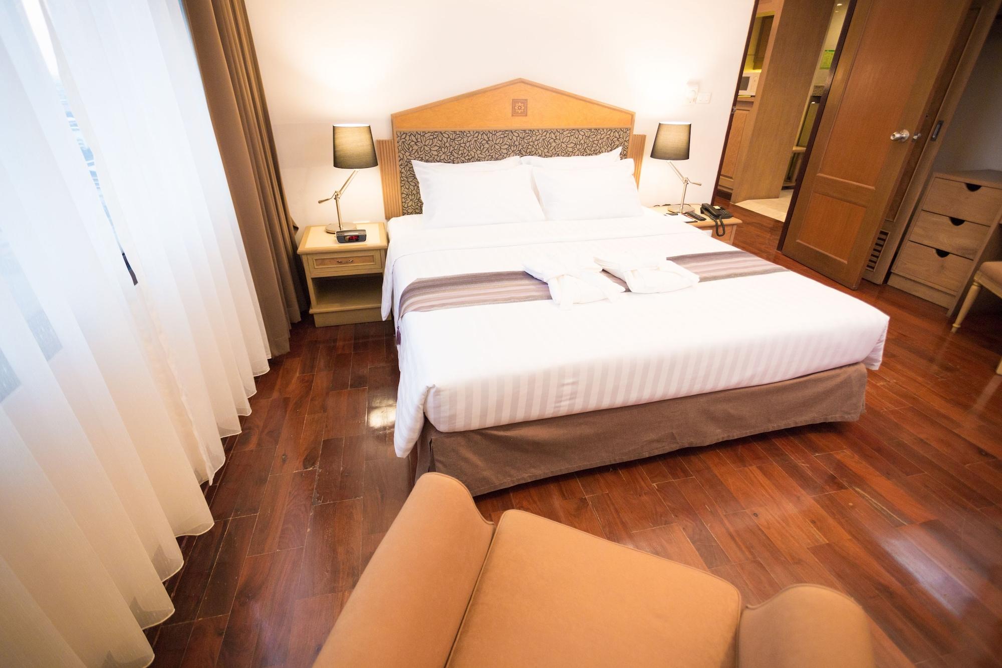 Grand Tower Inn Rama 6 Бангкок Экстерьер фото