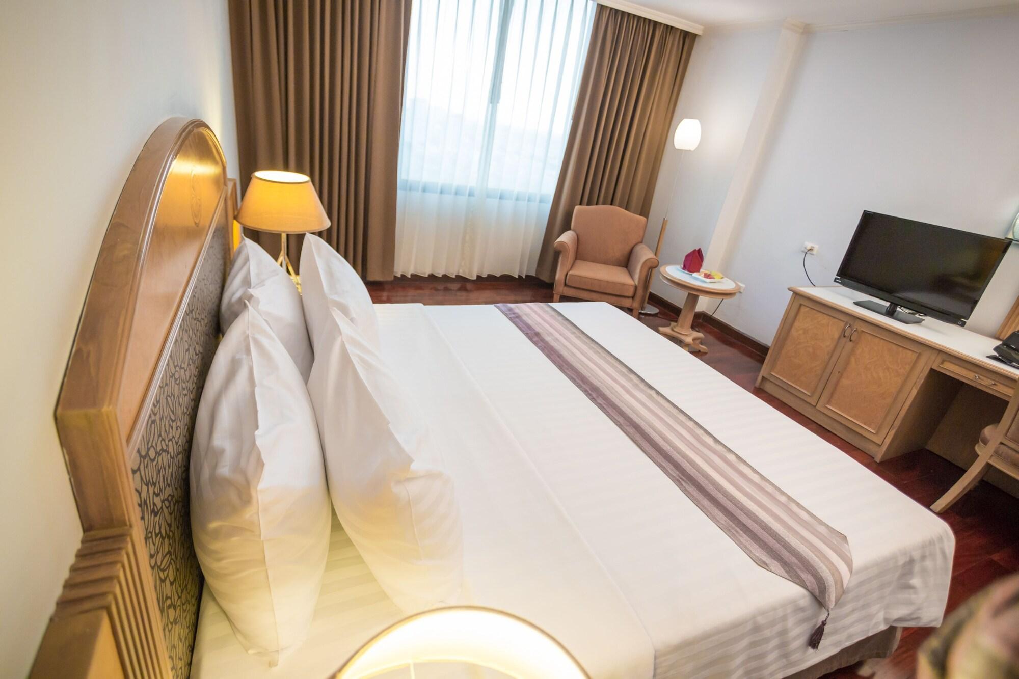 Grand Tower Inn Rama 6 Бангкок Экстерьер фото